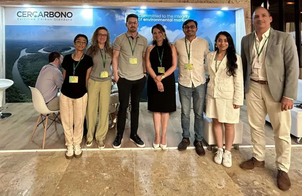 Equipe da Global Zero Waste em um encontro de créditos de plástico